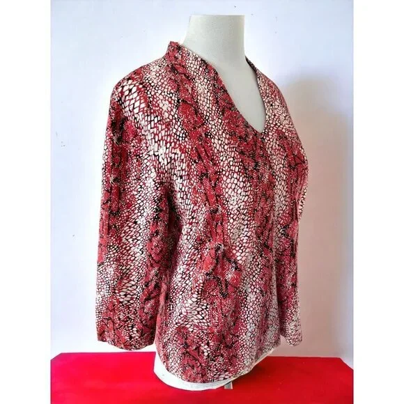 Hearts of Palm Petite red animal patterned quarter sleeve vneck blouse NEW PL - Picture 8 of 9